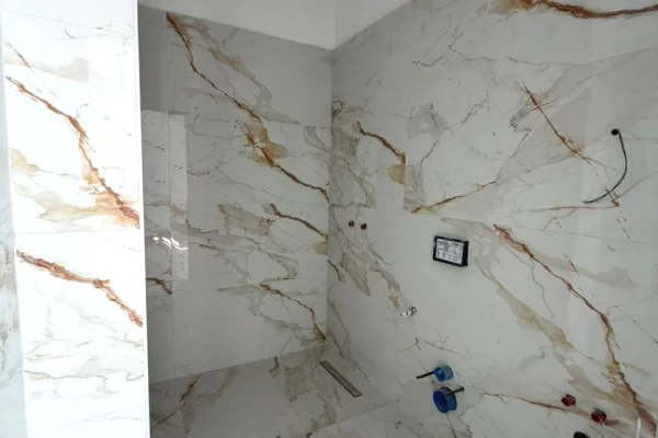 Shtepi ne shitje Apartament ne Tirane, 3+1, Mobilimi Bosh, pa mobiluar, Pagesa 223,500  Euro.