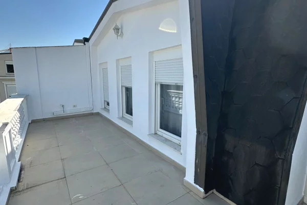 Shtepi me qera Vila Luksoze ne Tirane, 4+1, Mobilimi E mobiluar, Pagesa 2,700  Euro.
