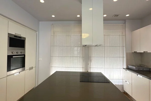 Shtepi me qera Vila Luksoze ne Tirane, 4+1, Mobilimi E mobiluar, Pagesa 2,700  Euro.