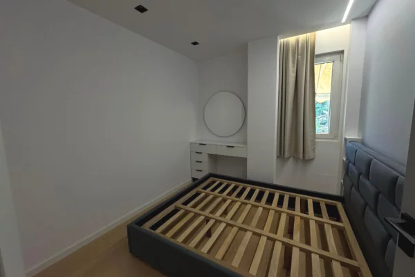Shtepi ne shitje Apartament ne Tirane, 1+1, Mobilimi Pjeserisht e mobiluar, Pagesa 145,000  Euro.