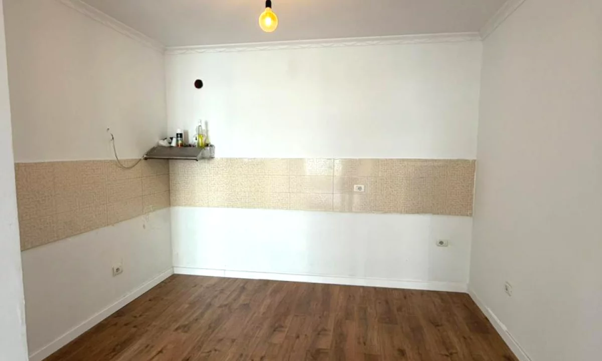 Shtepi ne shitje Apartament ne Tirane, 2+1, Mobilimi Bosh, pa mobiluar, Pagesa 140,000  Euro.