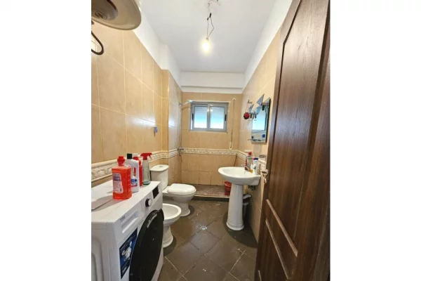 Shtepi me qera Apartament ne Tirane, 2+1, Mobilimi Pjeserisht e mobiluar, Pagesa 40,000  Leke.