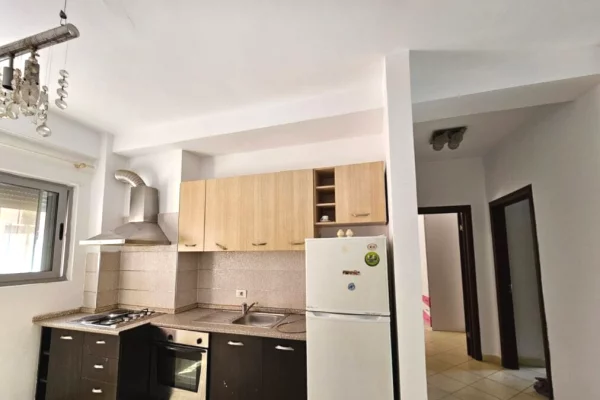 Shtepi me qera Apartament ne Tirane, 2+1, Mobilimi Pjeserisht e mobiluar, Pagesa 40,000  Leke.