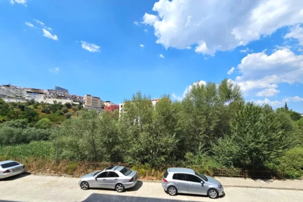 Shtepi me qera Apartament ne Tirane, 2+1, Mobilimi Pjeserisht e mobiluar, Pagesa 40,000  Leke.