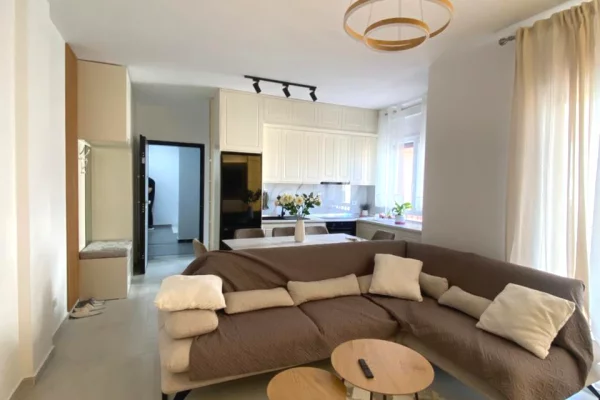 Shtepi me qera Apartament ne Tirane, 2+1, Mobilimi E mobiluar, Pagesa 1,000  Euro.
