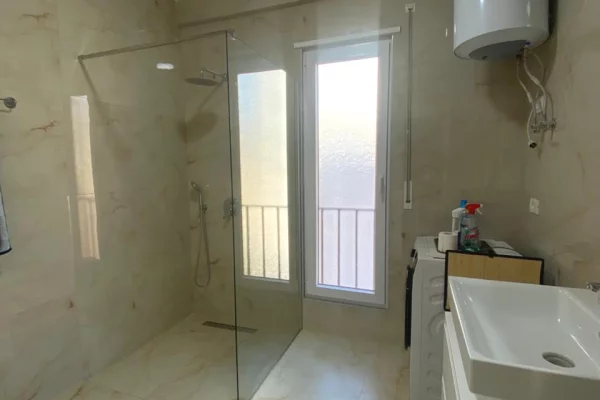 Shtepi me qera Apartament ne Tirane, 2+1, Mobilimi E mobiluar, Pagesa 1,000  Euro.