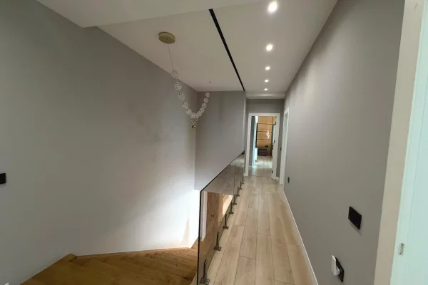 Shtepi me qera Duplex(shtepi me 2 kate) ne Tirane, 3+1, Mobilimi E mobiluar, Pagesa 3,200  Euro.
