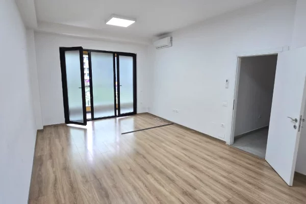 Ambient biznesi me qera 3+1 ne Tirane - 1,100 Euro