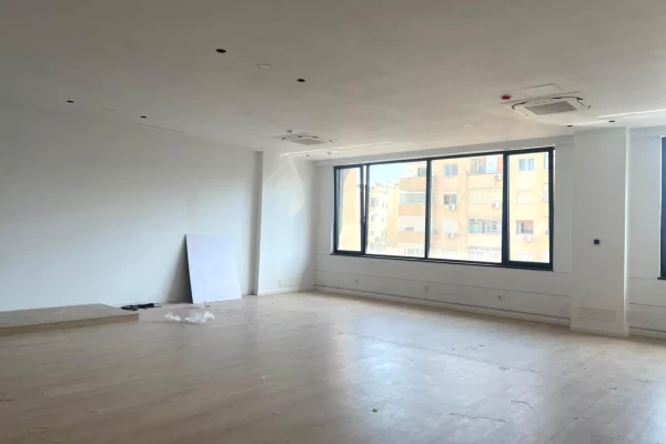 Ambient biznesi me qera 3+1 ne Tirane - 2,380 Euro