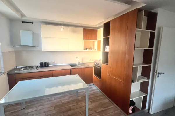 Shtepi me qera Apartament ne Tirane, 2+1, Mobilimi E mobiluar, Pagesa 50,000  Leke.