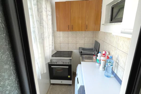 Shtepi ne shitje Apartament ne Tirane, Garsoniere, Mobilimi Pjeserisht e mobiluar, Pagesa 99,000  Euro.