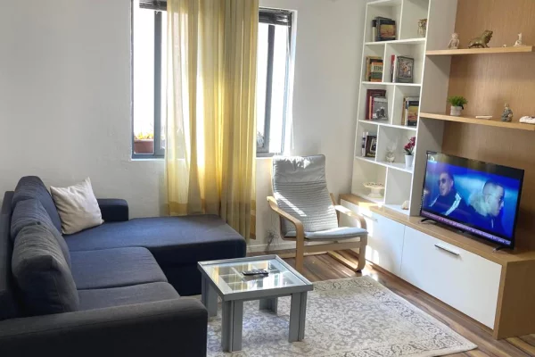 Shtepi ne shitje Apartament ne Tirane, Garsoniere, Mobilimi Pjeserisht e mobiluar, Pagesa 99,000  Euro.