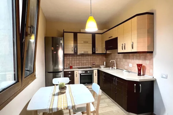 Shtepi me qera Apartament ne Tirane, 1+1, Mobilimi E mobiluar, Pagesa 75,000  Leke.
