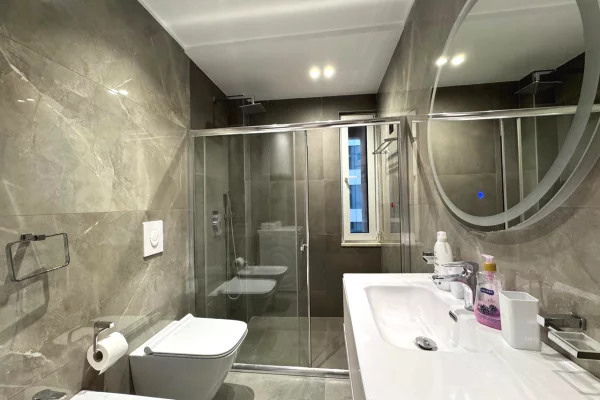 Shtepi ne shitje Apartament ne Tirane, 2+1, Mobilimi E mobiluar, Pagesa 252,000  Euro.
