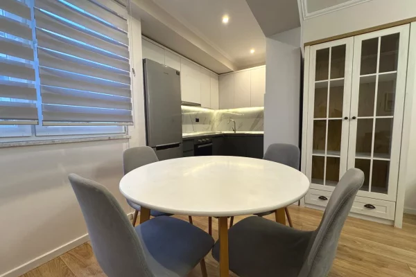 Shtepi ne shitje Apartament ne Tirane, 2+1, Mobilimi E mobiluar, Pagesa 252,000  Euro.