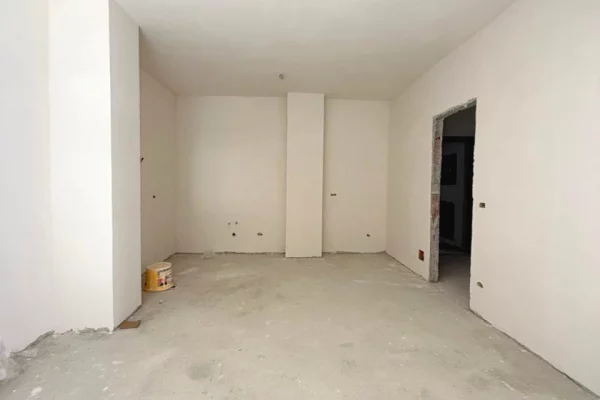 Shtepi ne shitje Apartament ne Tirane, 2+1, Mobilimi Bosh, pa mobiluar, Pagesa 195,444  Euro.