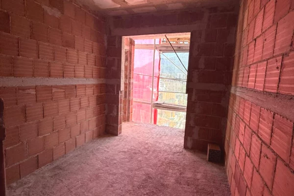 🔑 Shitet apartament 3+1+2 me ballkon, pranë Gjimnazit “Partizani” 🏙️
