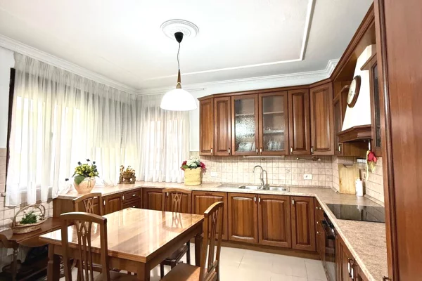 Shtepi me qera Apartament ne Tirane, 2+1, Mobilimi E mobiluar, Pagesa 1,200  Euro.