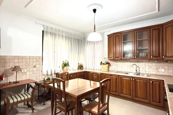 Shtepi me qera Apartament ne Tirane, 2+1, Mobilimi E mobiluar, Pagesa 1,200  Euro.