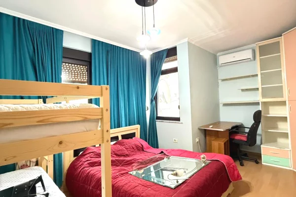 Shtepi me qera Apartament ne Tirane, 2+1, Mobilimi E mobiluar, Pagesa 1,200  Euro.