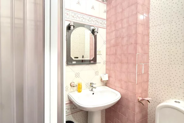 Shtepi me qera Apartament ne Tirane, 2+1, Mobilimi E mobiluar, Pagesa 1,200  Euro.