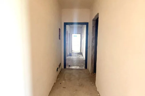 Shtepi ne shitje Apartament ne Tirane, 2+1, Mobilimi Bosh, pa mobiluar, Pagesa 241,500  Euro.