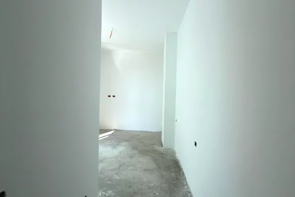 Shtepi ne shitje Apartament ne Tirane, 3+1, Mobilimi Bosh, pa mobiluar, Pagesa 223,500  Euro.