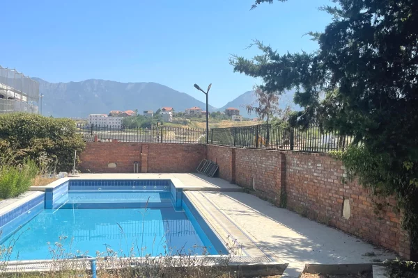 Shtepi ne shitje Vila Luksoze ne Tirane, 6+1, Mobilimi Bosh, pa mobiluar, Pagesa 850,000  Euro.