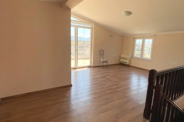 Shtepi ne shitje Vila Luksoze ne Tirane, 6+1, Mobilimi Bosh, pa mobiluar, Pagesa 850,000  Euro.