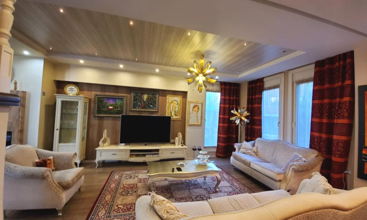 Shtepi ne shitje Vila Luksoze ne Tirane, 5+1, Mobilimi Bosh, pa mobiluar, Pagesa 950,000  Euro.