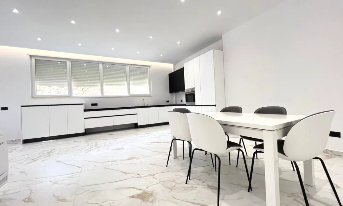 Shtepi ne shitje Vila Luksoze ne Tirane, 4+1, Mobilimi E mobiluar, Pagesa 695,000  Euro.