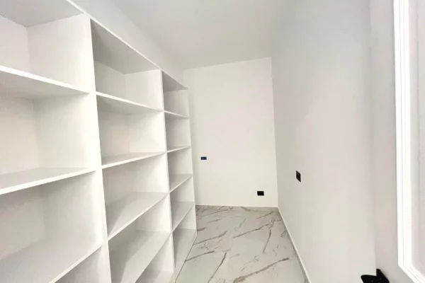 Shtepi ne shitje Vila Luksoze ne Tirane, 4+1, Mobilimi E mobiluar, Pagesa 695,000  Euro.