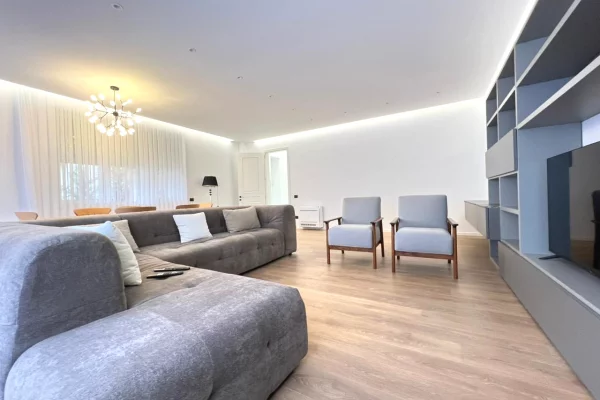 Shtepi ne shitje Vila Luksoze ne Tirane, 4+1, Mobilimi E mobiluar, Pagesa 695,000  Euro.
