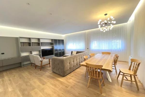 Shtepi ne shitje Vila Luksoze ne Tirane, 4+1, Mobilimi E mobiluar, Pagesa 695,000  Euro.