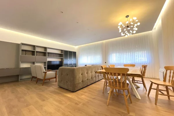 Shtepi ne shitje Vila Luksoze ne Tirane, 4+1, Mobilimi E mobiluar, Pagesa 695,000  Euro.