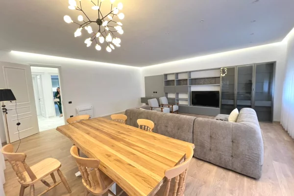 Shtepi ne shitje Vila Luksoze ne Tirane, 4+1, Mobilimi E mobiluar, Pagesa 695,000  Euro.