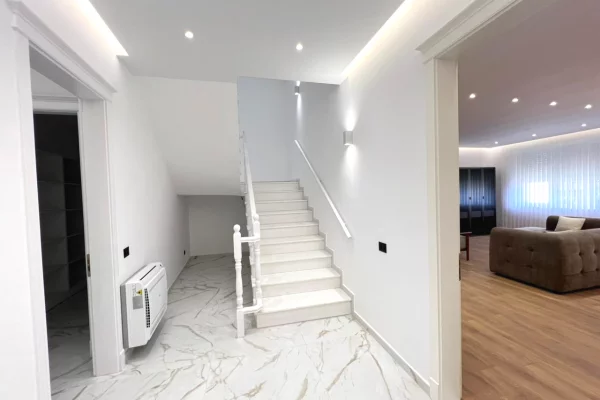 Shtepi ne shitje Vila Luksoze ne Tirane, 4+1, Mobilimi E mobiluar, Pagesa 695,000  Euro.