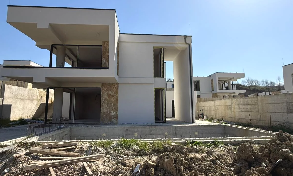 Shtepi ne shitje Vila Luksoze ne Tirane, 4+1, Mobilimi Bosh, pa mobiluar, Pagesa 750,000  Euro.