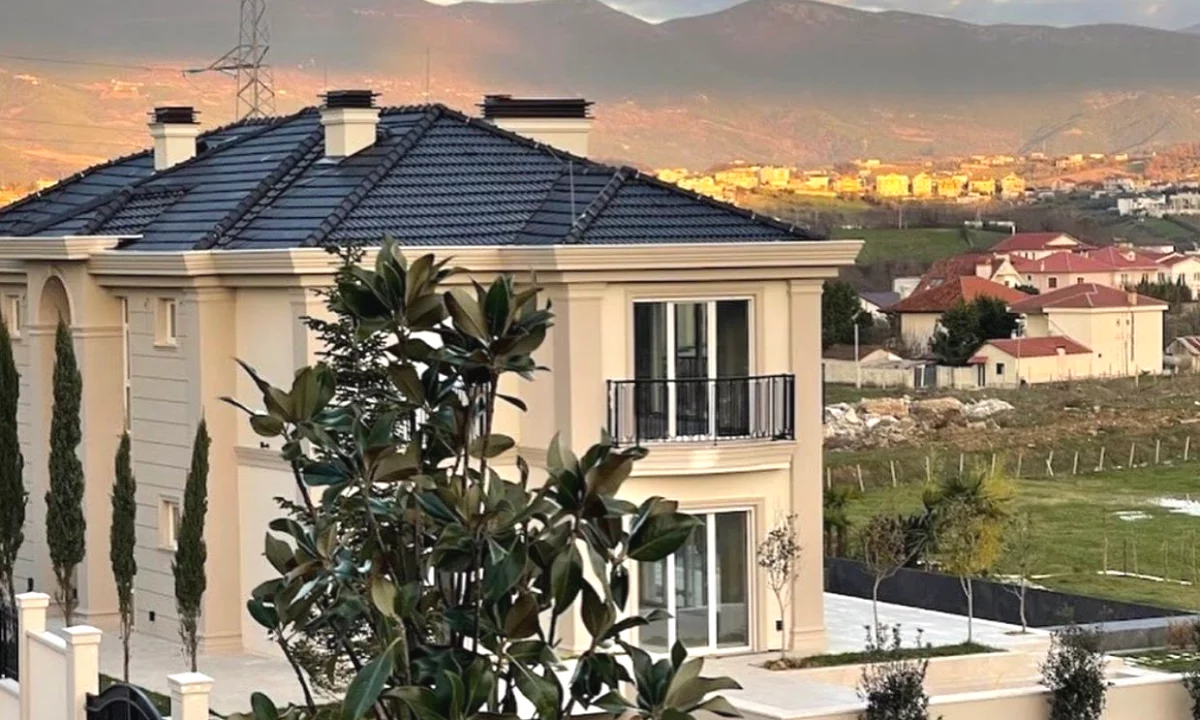 Shtepi ne shitje Vila Luksoze ne Tirane, 7+1, Mobilimi E mobiluar, Pagesa 2,700,000  Euro.