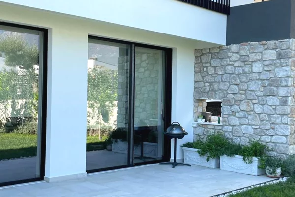Shtepi ne shitje Vila Luksoze ne Tirane, 3+1, Mobilimi E mobiluar, Pagesa 2,200,000  Euro.