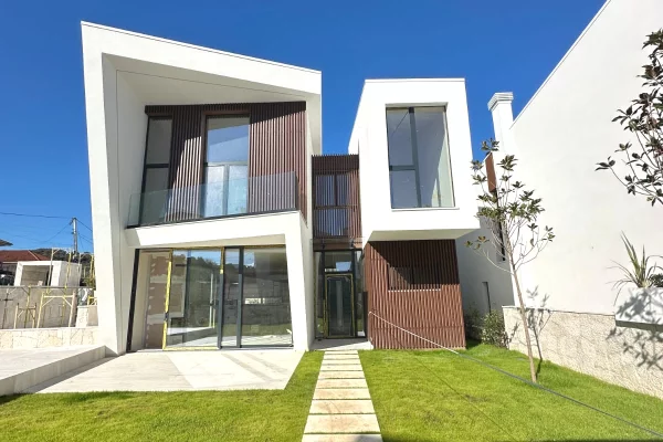Shtepi ne shitje Vila Luksoze ne Tirane, 4+1, Mobilimi Bosh, pa mobiluar, Pagesa 780,000  Euro.