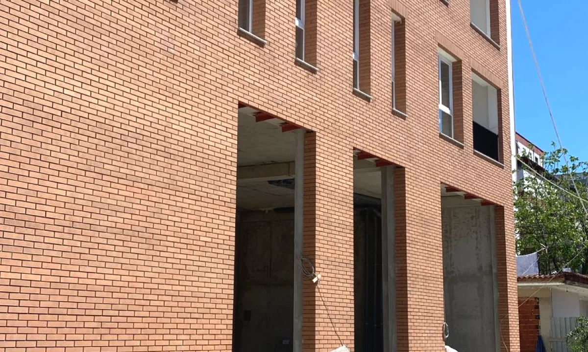 Shtepi ne shitje Apartament ne Tirane, 2+1, Mobilimi Bosh, pa mobiluar, Pagesa 125,685  Euro.
