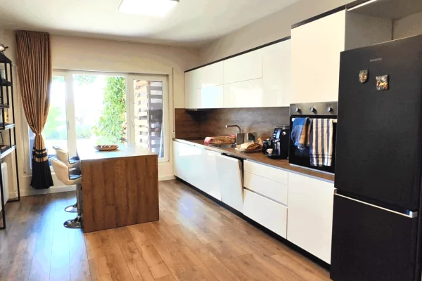Shtepi ne shitje Vila Luksoze ne Tirane, 4+1, Mobilimi E mobiluar, Pagesa 596,000  Euro.