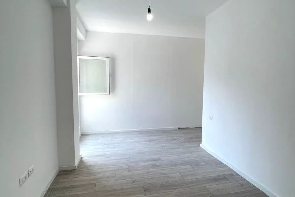 Shtepi ne shitje Apartament ne Tirane, 2+1, Mobilimi Bosh, pa mobiluar, Pagesa 178,000  Euro.