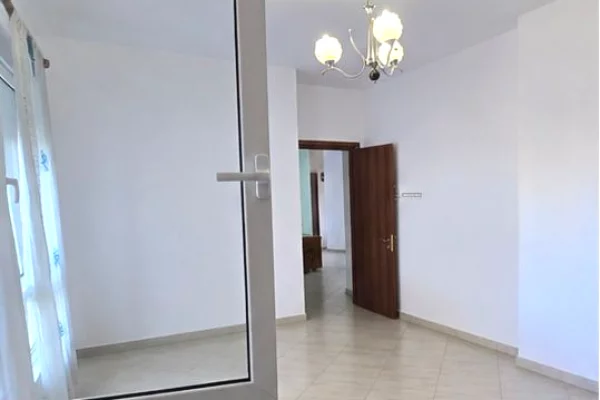 Shtepi ne shitje Apartament ne Tirane, 2+1, Mobilimi Pjeserisht e mobiluar, Pagesa 270,000  Euro.