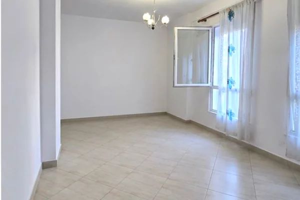 Shtepi ne shitje Apartament ne Tirane, 2+1, Mobilimi Pjeserisht e mobiluar, Pagesa 270,000  Euro.