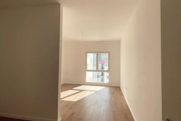 Shtepi ne shitje Apartament ne Tirane, 2+1, Mobilimi Bosh, pa mobiluar, Pagesa 286,320  Euro.