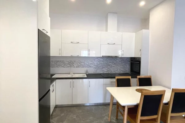 Shtepi me qera Apartament ne Tirane, 2+1, Mobilimi E mobiluar, Pagesa 1,350  Euro.