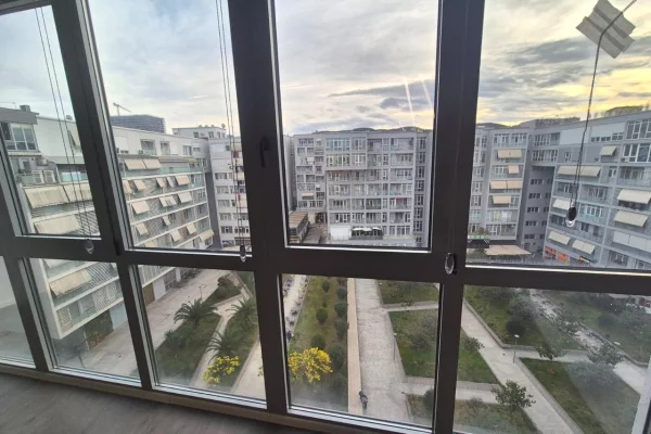 🏢 Ambient Zyre me Qira – Kika 2 📍 Komuna e Parisit