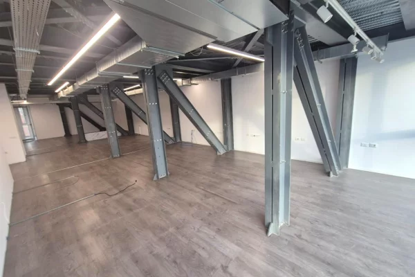 🏢 Ambient Zyre me Qira – Kika 2 📍 Komuna e Parisit